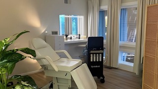 Treatment chair alongside the HydraFacial machine